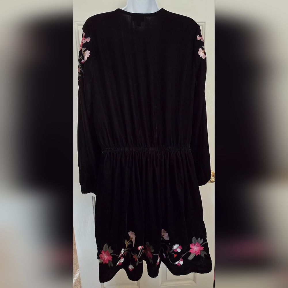a.n.a Black Long Sleeve Dress with Embriodered Floral Accents L - Picture 5 of 6
